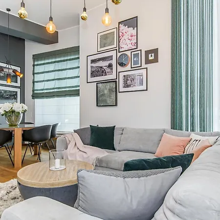 Iconic Luxury Penthouse In Heart Of
